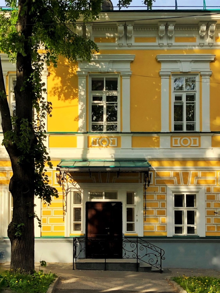 Фасад здания желтого цвета
