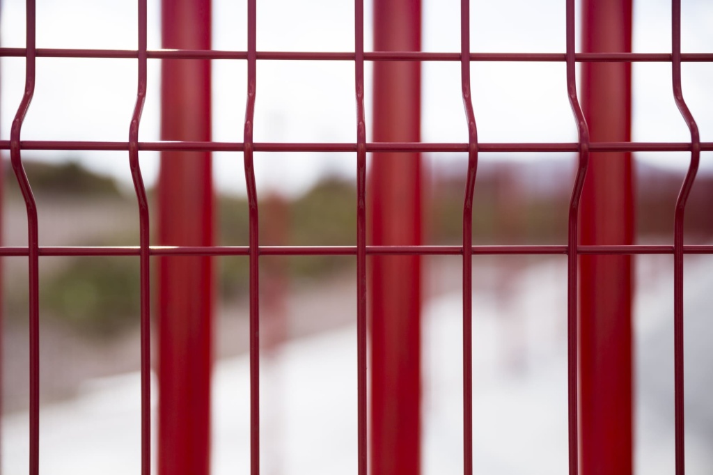 красный металлический забор сетка